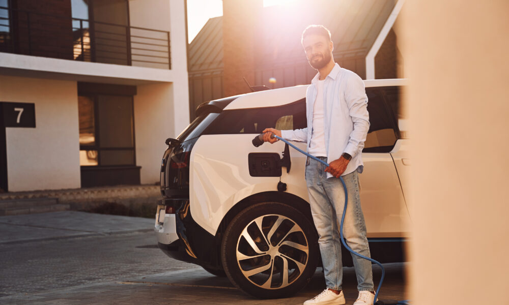 Nachhaltige Mobilität: Warum sich ein Elektroauto in Kombination mit einer PV-Anlage aktuell lohnt