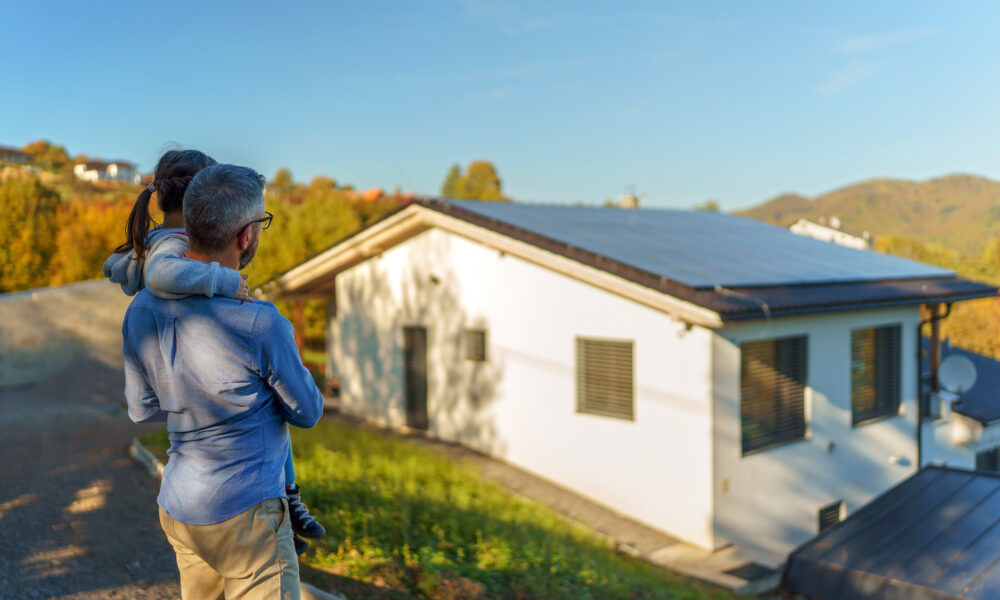 Die Investition in Photovoltaik lohnt sich aktuell mehr denn je. Mit steigenden Energiepreisen und attraktiven Förderungen bieten Solaranlagen nicht nur eine nachhaltige Energiequelle, sondern auch eine rentable Investition für Privathaushalte und Unternehmen. Erfahren Sie hier, warum jetzt der richtige Zeitpunkt ist, um auf Solarenergie umzusteigen.